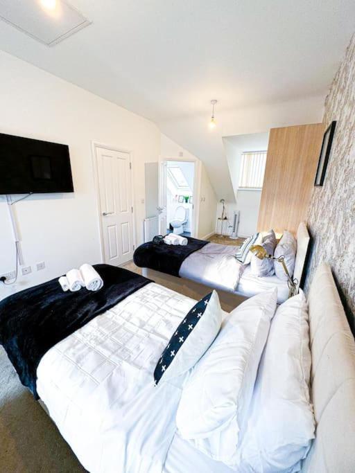 Contractors, Families, Tourists & Groups Welcome Sleeps Upto 9, Garden, Pet Allowed, Parking Included! Бірмінгем Екстер'єр фото