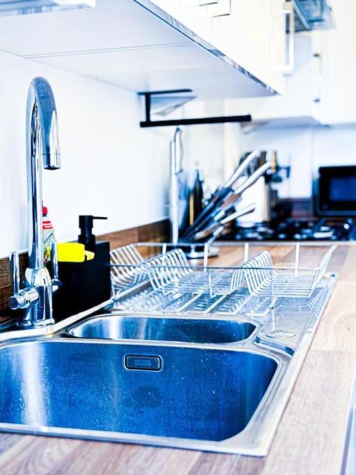 Contractors, Families, Tourists & Groups Welcome Sleeps Upto 9, Garden, Pet Allowed, Parking Included! Бірмінгем Екстер'єр фото