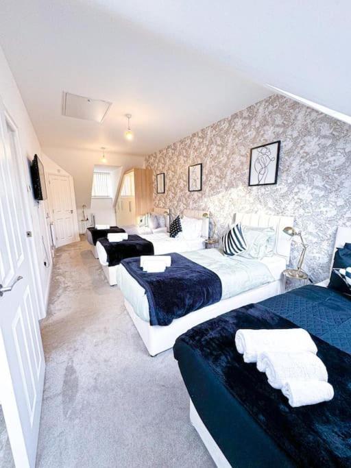 Contractors, Families, Tourists & Groups Welcome Sleeps Upto 9, Garden, Pet Allowed, Parking Included! Бірмінгем Екстер'єр фото