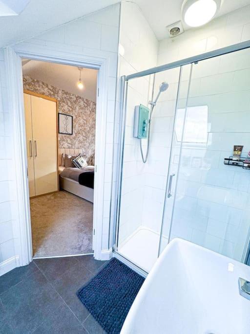 Contractors, Families, Tourists & Groups Welcome Sleeps Upto 9, Garden, Pet Allowed, Parking Included! Бірмінгем Екстер'єр фото