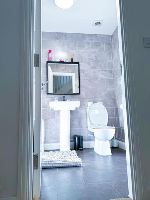 Contractors, Families, Tourists & Groups Welcome Sleeps Upto 9, Garden, Pet Allowed, Parking Included! Бірмінгем Екстер'єр фото